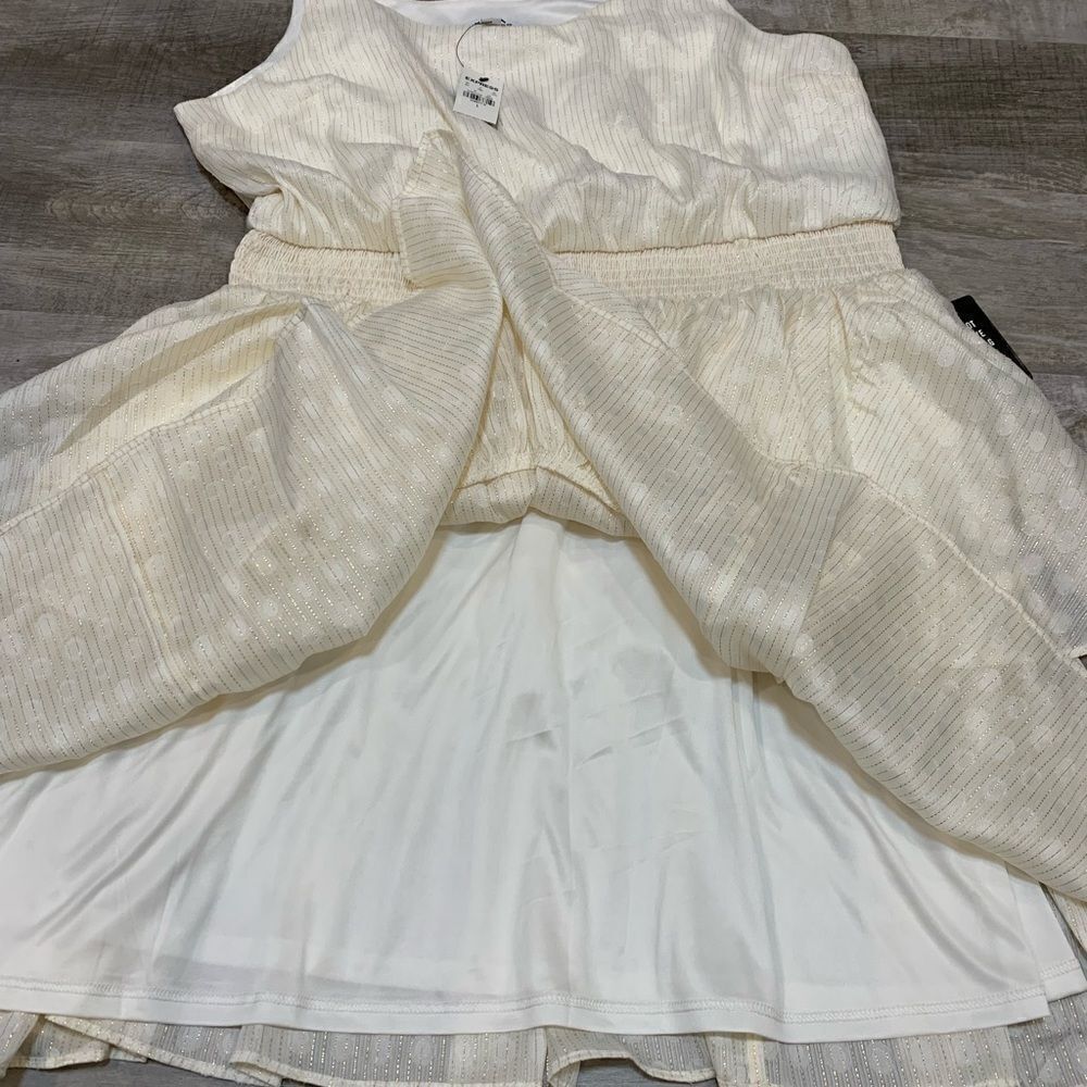 Express Short Cream w/Metallic Detail Nwt - Picture 9 of 11